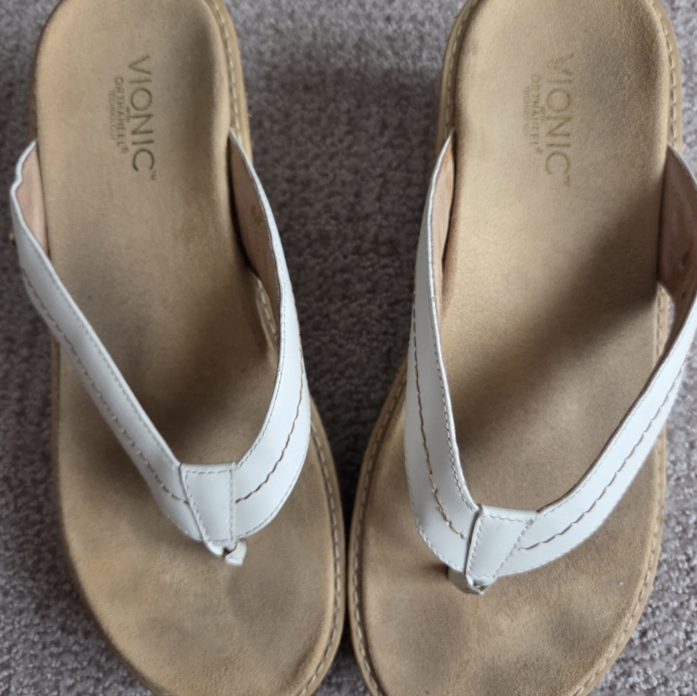 Vionic Women's Cream Sandals